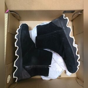 Sorel women's size 8 faux fur winter snow boots black and white